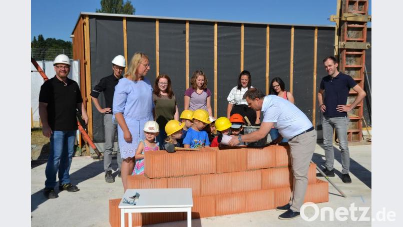 &quot;Der wichtigste Stein ist gesetzt&quot;, erklärt Bürgermeister Karlheinz Budnik den Mädchen und Buben der Kinderoase St. Emmeram. Bild: Lowak