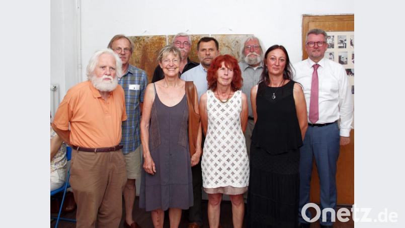 Die neue Ausstellung der Gruppe 81 eröffnen (von links) Hans Wuttig, Werner Häusler, Nora Matocza, Bernhard Müller, Zweiter Bürgermeister Günter Koller, Emma Niklas, Roman Friedrich, Uschi Brauner und Erster Bürgermeister Michael Göth. Bild: müb