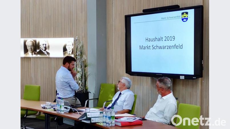 Letzter Austausch vor der Haushaltsverabschiedung im Marktrat: Kämmerer Thomas Krapf, Bürgermeister Manfred Rodde und Zweiter Bürgermeister Peter Neumeier (von rechts). Bild: Thomas Dobler