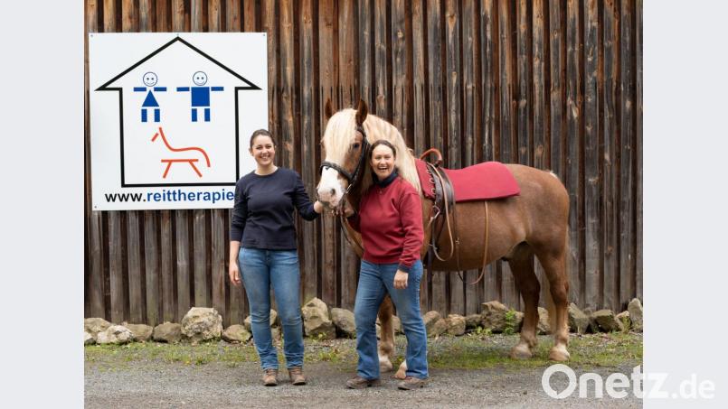 Katja Süß (rechts) und Barbara Gleißner (links) bieten unterschiedliche Teilbereiche des Therapeutischen Reitens an. Bild: Laura Schertl