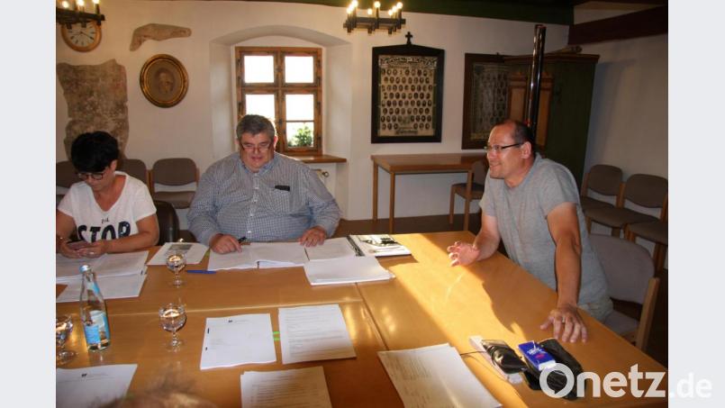 Karsten Heßing (rechts) vom Amt für Ländliche Entwicklung informierte über das Kernwegenetz. Bild: wro