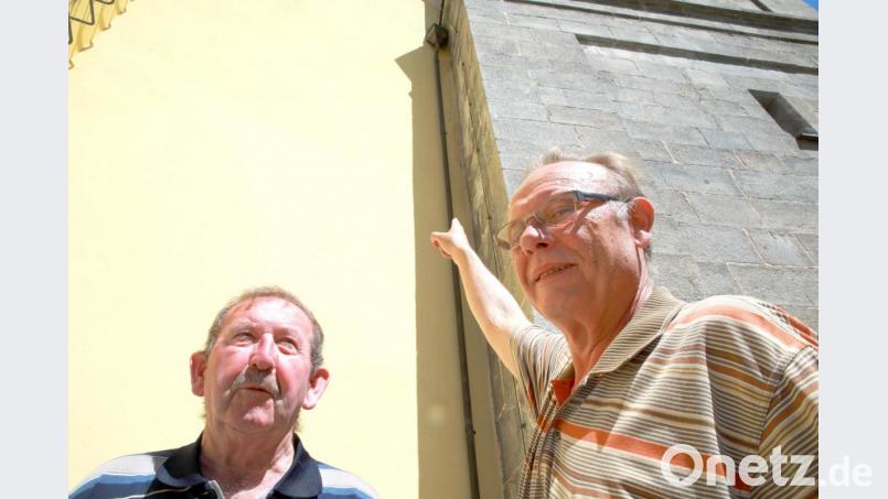 Mit der Drehleiter der Feuerwehr fuhr am Montag in aller Früh Alexander Donenko (rechts) vor, um gemeinsam mit Edi Bauer (links) den jungen Falken aus seiner misslichen Lage zu befreien. Bild: njn