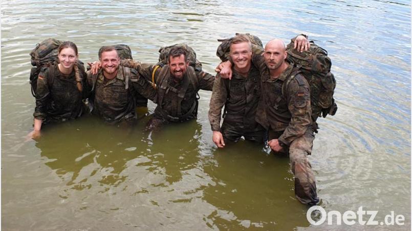 Klatschnass aber glücklich: Die Oberviechtacher Panzergrenadiere meisterten die 21 Stationen des Parcours mit einer Bestzeit. Bild: exb