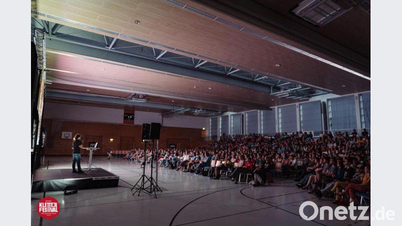 Volles Haus beim Vortrag von Fabian Buhl in der Helmut-Ott-Halle in Auerbach. Bild: Petzl Kletterfestival 2019/Hannes Huch