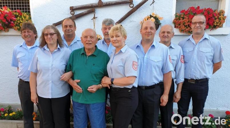 Eine Abordnung der Feuerwehr Troschelhammer gratuliert Franz Burkhard (vorne Mitte) zum Geburtstag. Bild: jma