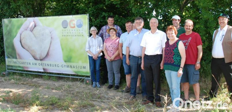 BBV-Geschäftsführer Josef Wittmann (rechts) freut sich über das Interesse am Kartoffel-Pflanzgarten. Auch Zweite Bürgermeisterin Christa Zapf (links) und Landrat-Stellvertreter Arnold Kimmerl (Mitte) waren gekommen. Bild: Portner