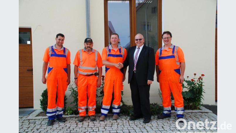 Wechsel im Bauhof: Konrad Hart, Bürgermeister Klaus Meyer, Markus Betzl, Reinhold Marschall und Michael Jaworeck (von rechts) Bild: enz