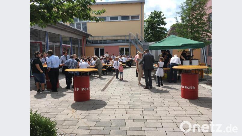 Weißwürste serviert die Junge Union Immenreuth ihren Gästen auf dem Schulhof. Bild: bkr