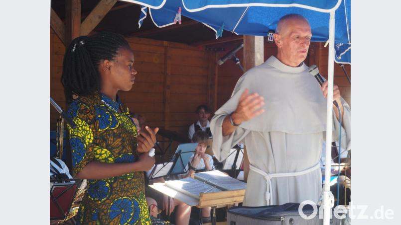 Gemeinsam mit Studentin Marble stellt Stanislaus I. die unterstützten Projekte in Uganda vor. Bild: stn