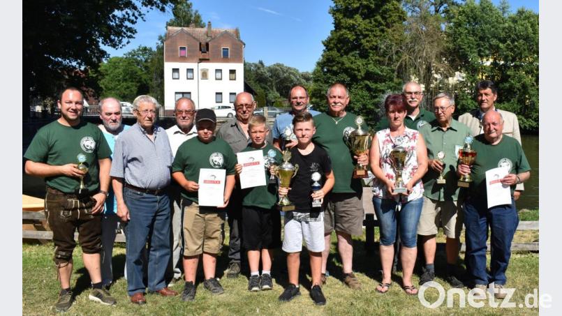 Neben dem Preisfischen des Fischereivereins Grafenwöhr wird heuer auch eine Stadtmeisterschaft ausgetragen. Den Siegern gratulieren Stadtverbandsvorsitzender Gerhard Mark (Zweiter von links) und Bürgermeister Edgar Knobloch (rechts hinten). Bild: rgr
