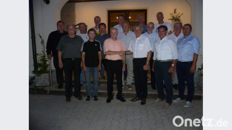 Stellvertretender CSU-Kreisvorsitzender Roland Grillmeier (vorne, Dritter von rechts) gratuliert Günter Kopp (links daneben) zu seiner überragenden Nominierung als Bürgermeisterkandidat. Bild: exb