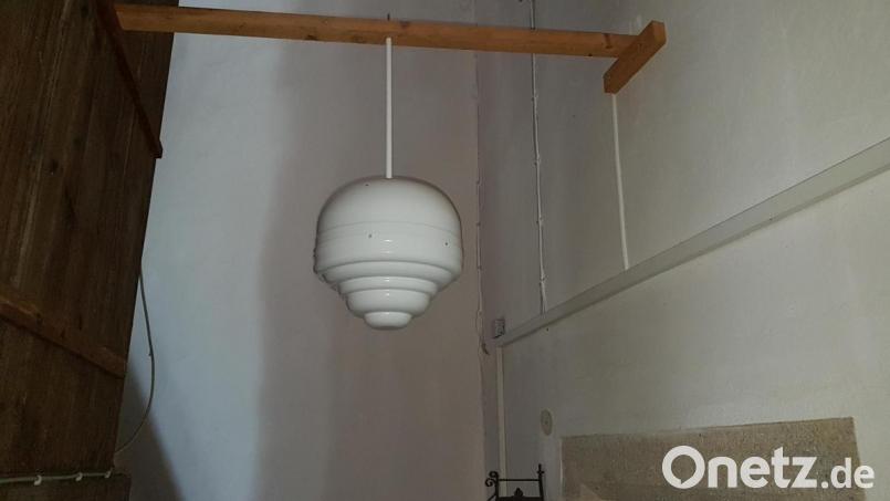 Was aussieht wie eine billige Küchenlampe vom Möbeldiscounter, sollte per Schwingungen die Feuchtigkeit in der Burgtreswitzer Kirche aus den Wänden ziehen. Bild: exb