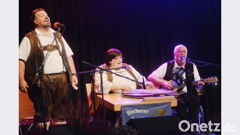 In einer einzigartigen Kombination mit Zither, Gitarre und Tuba überzeugt das Trio „Blecherne Sait’n“ aus Schnaittenbach mit echter Volksmusik mit modernen Elementen. Bild: Gabriele Schönberger