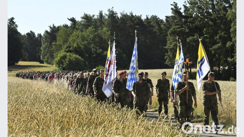 Die Soldaten ziehen von der Schweppermannkaserne in Kümmersbruck auf den Mariahilfberg in Amberg. Bild: Petra Hartl