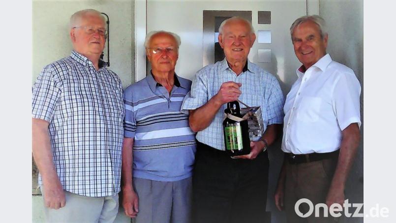 Günther Krist (Zweiter von rechts) feiert 85. Geburtstag. Dazu wünschen die Gewerkschaftskollegen Hans Dagner (von links) und Martin Hottner sowie Manfred Haberzeth (rechts) alles Gute. Bild: rgr