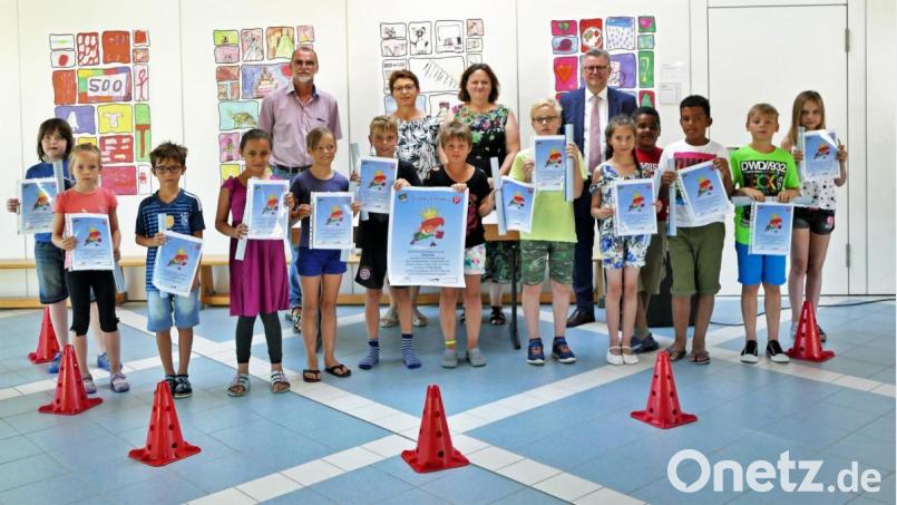 Voll des Lobes sind (hinten, von links) Roland Kraus von den Stadtwerken, Rosalia Wendl vom Ordnungsamt, Schulleiterin Andrea Dechant und Bürgermeister Michael Göth über die 5400 Kilometer, die von den Kindern der Jahnschule zu Fuß oder mit dem Rad auf ihrem Schulweg zurückgelegt worden sind. Bild: wbe