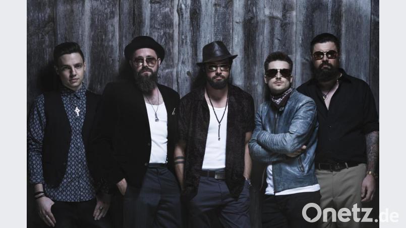 So hat man Django 3000 noch nie gehört. So neu, so anders – und doch so Django. Fast schon Django 4000. Eine turbulente, eine packende und mitreißende Platte ist da entstanden. Mit Musik, die rockiger als bisher daherkommt, geradeausiger, weniger verspielt – und die doch die Wurzeln der Freistaat-Gitanos nie verleugnet. Bild: C. Barz