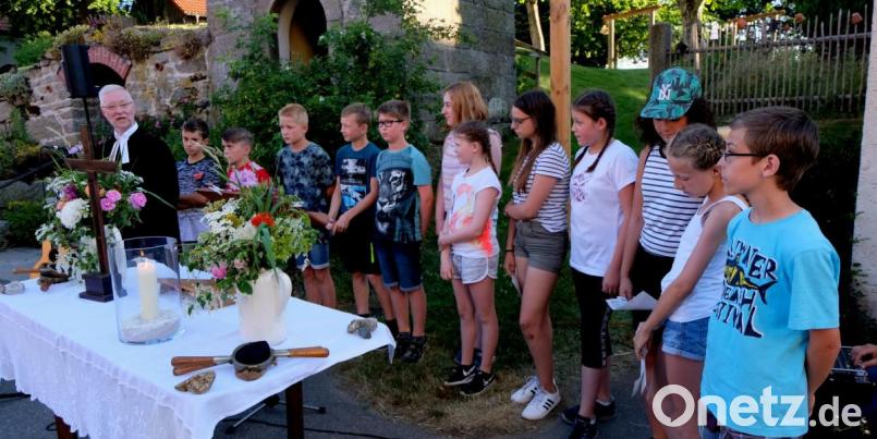 12 Präparanden stellen sich beim Gottesdienst in Schlattein vor. Bild: le