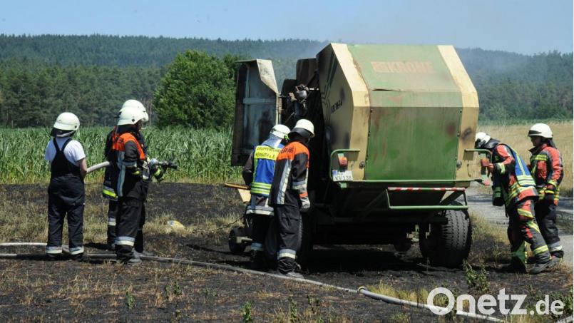 Eine Strohpresse ist am Donnerstag bei Erntearbeiten bei Seblasmühle in Brand geraten. Bild: gf