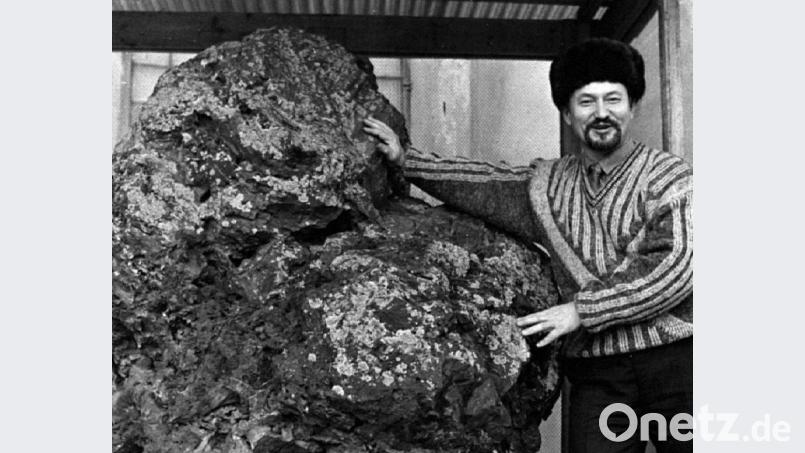 Dieser drei Tonnen schwere Brocken soll ein Teil des Meteoriten sein, der 1908 über dem Fluss Steinige Tunguska niedergegangen war. Die Explosion über der unbesiedelten Waldregion, von der es keine Augenzeugen gibt, setzte die Sprengkraft von bis zu 1000 Hiroshima-Bomben frei. Bild: dpa-Bildfunk