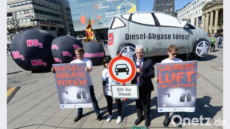 „Diesel-Abgase töten!“: Die Deutsche Umwelthilfe mit ihrem Geschäftsführer Jürgen Resch (Zweiter von rechts) macht immer wieder mit provokanten Aktionen wie hier in Stuttgart auf sich aufmerksam. Bild: Franziska Kraufmann/dpa