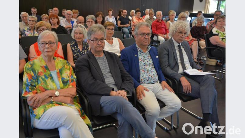 Im Bild die Vertreter der Kreistagsfraktionen in der ersten Reihe, (von links)mit Hannelore Bienlein-Holl (SPD), Hans Klupp (Freie Wähler), Toni Dutz (CSU) und Landrat Wolfgang Lippert. Bild: jr