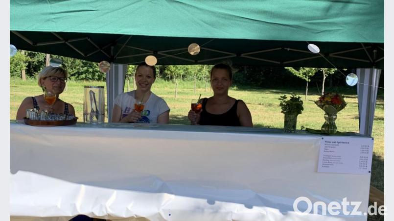 Bei den drei Damen gibt es reichlich Spezialgetränke wie Weinschorle, Honig-Sprizz oder Holunderlikör. Bild: gz