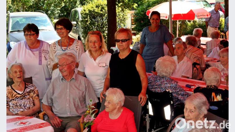 Unter den Sonnenschirmen war Kurzweil beim Gartenfest des BRK Seniorenwohnheimes mit vielen Ehrengästen angesagt. Bild: R. Kreuzer