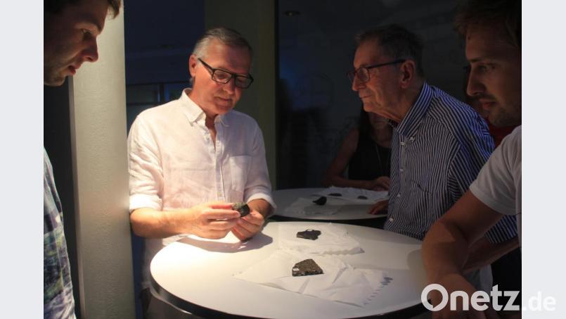 Asteroid Day in Ursensollen: Matthias Mändl (Zweiter von links) von der Volkssternwarte Amberg-Ursensollen präsentierte Interessierten Stücke aus der Meteoriten-Sammlung. Bild: kmo