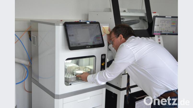 Michael Menner prüft den Arbeitsfortschritt in einer der CAD-Maschinen. Bild: Reiner Wittmann