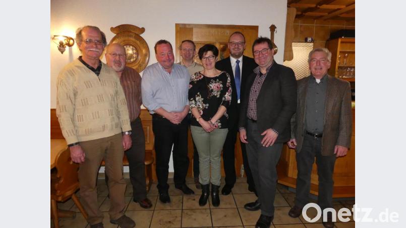Landrat Andreas Meier (Dritter von rechts) inmitten des neuen Vorstand: (von links) Herbert Habermeier, Hermann Schmid, Peter Stickling, Martin Wiesend, Irmi Bauer, Alexander Goller und Richard Hofmann. Bild: rn