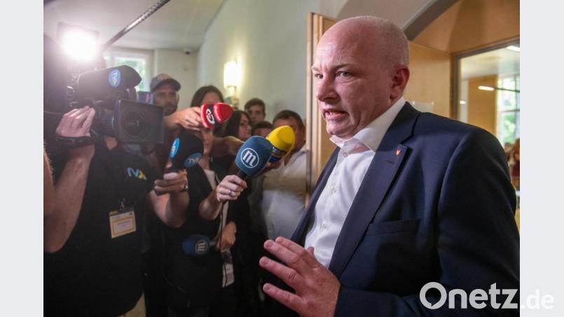 Joachim Wolbergs spricht vor dem Verhandlungssaal des Landgerichts zu Journalisten. Bild: Armin Weigel/dpa