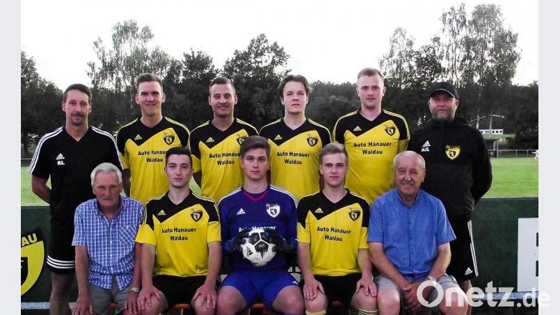 Vorsitzender Roman Lindner, Tobias Hausner, Max Reger, Noah Linge, Lukas Woldrich, Trainer Hans-Jürgen Linge (stehend von links). TW-Trainer Dieter Kindler, Florian Ott, Julian Hutter, David Woldrich, Abteilungsleiter Heinz Zetzl (sitzend von links) Bild: fz