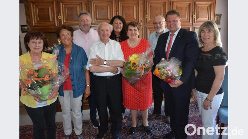 Ihren 80. Geburtstag feiert an diesem Donnerstag Resi Zeitler (Mitte). Mit im Bild (von links) Rita Thoma und Stilla Schuller (beide Frauenbund), Sohn Franz, Ehemann Franz, Schwiegertochter Eva, Stadtpfarrer Anton Witt, Zweiter Bürgermeister Stefan Grillmeier und Rita Härtl (Pfarrei). Bild: jr