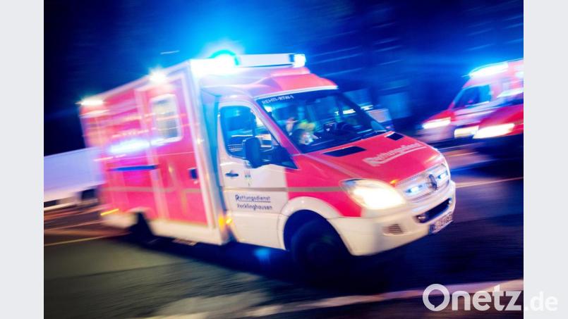 Ein Rettungswagen der Feuerwehr fährt mit Blaulicht durch eine Straße. Symbolbild: Marcel Kusch