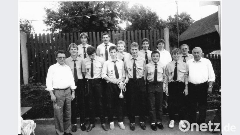 Die Jugendgruppe wurde 1988 in Regenstauf beim Bezirksentscheid stolzer Dritter. Nach ihrer Rückkehr mit dem gewonnenen Pokal und mit Landrat Anton Binner (links), Bürgermeister Paul Brucksch (rechts), Kreisbrandmeister Johann Rewitzer (oben Zweiter von links) und Kommandant Werner Friedl (Zweiter von rechts). Bild: tu