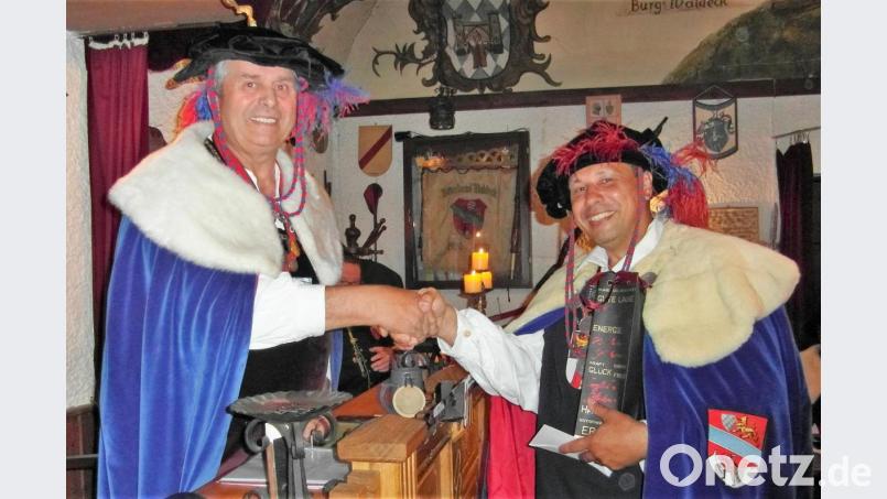 Wolf vom Seegrund (Wolf Veigl, links) gratuliert Großmeister Werner von Podewils (Werner Ponnath) zur Ernennung zum Großkomtur. Bild: hl