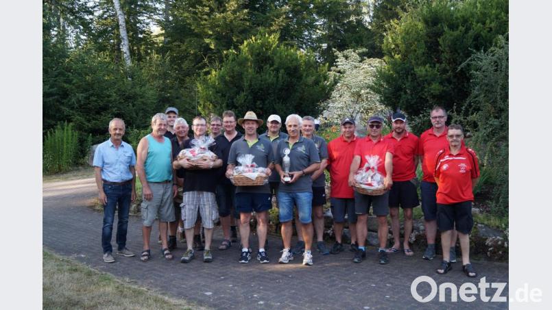 Bürgermeister Hubert Zwack und Vorsitzender Michael Zinkl (von links) gratulierten den Siegermannschaften zu ihren Ergebnissen bei der Vereinemeisterschaft. Bild: sgs