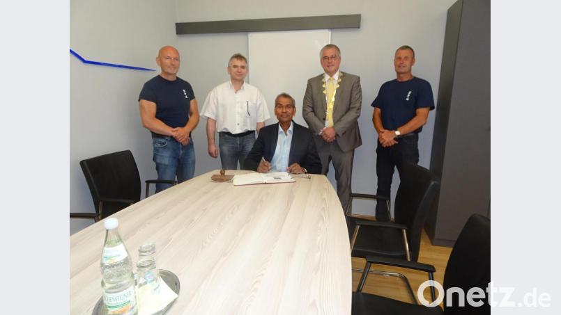 Zu Besuch im Rathaus (von links): Uwe Bergold, Werner Bachhuber (Shorin Ryu Stilrichtungsreferent für Deutschland), Jamal Measara, Bürgermeister Richard Tischler und Alfred Birner, zweiter Vereinsvorsitzender. Bild: hm