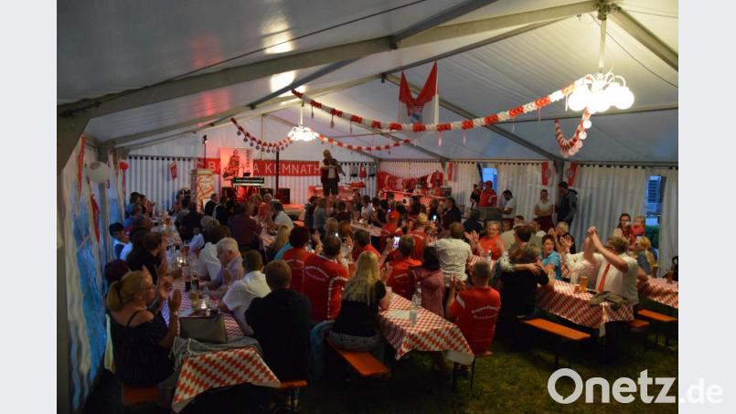 Rund 100 Vereinsmitglieder feiern im Zelt vorn dem &quot;Haisl&quot; das Jubiläum. Stimmungskanone Markus Brand sorgt für beste Unterhaltung. Bild: mde