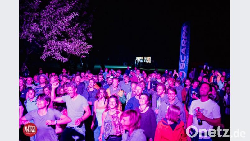 Auch ohne Brille rosa: Abschlussparty mit The Trouble Notes Bild: Petzl Kletterfestival 2019/Hannes Huch