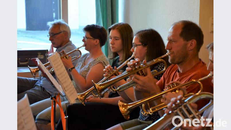 Fast alle Nachwuchsdirigenten spielen selbst ein Instrument im Posaunenchor, wie Magdalena Häupler (Zweite von rechts). Magdalena Schieder (Dritte von rechts) macht an der Orgel Kirchenmusik und lernte unter Anleitung von Kantor Karl Schmidt (links) das Dirigieren, um einspringen zu können, wenn es nötig ist. Bild: amü