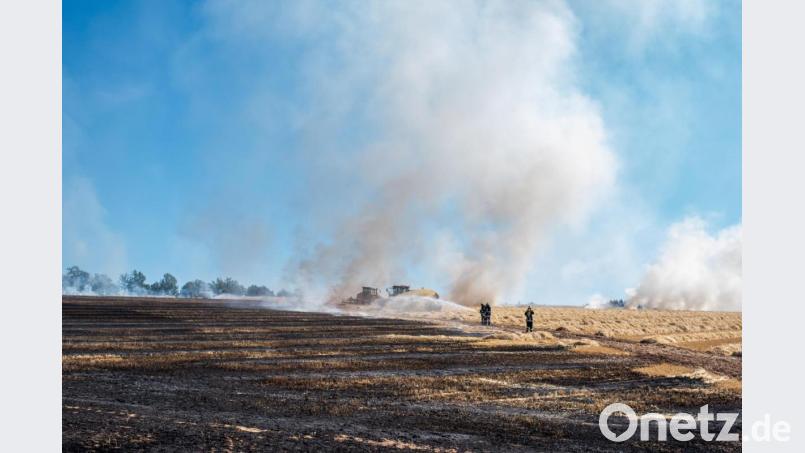 Das Feuer auf einem Feld bei Kohlberg hinterlässt verbrannte Erde. 14 Feuerwehr sind am Dienstag im Einsatz, um den Brand unter Kontrolle zu bekommen. Das größte Problem war das Löschwasser, das in Tanks an den Brandort transportiert werden muss. Bild: pml