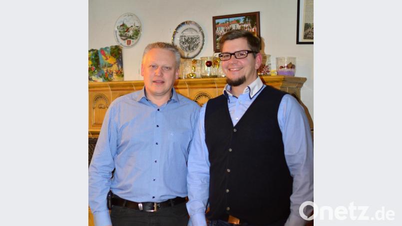 Jürgen Kürzinger (links) soll Bürgermeister der Marktgemeinde Kirchenthumbach bleiben. Das wünschen sich die Mitglieder des SPD-Ortsvereins um Vorsitzenden Jan Wiltsch (rechts). Deshalb wollen sie mit dem Amtsinhaber in den Kommunalwahlkampf 2020 ziehen. Bild: dfr