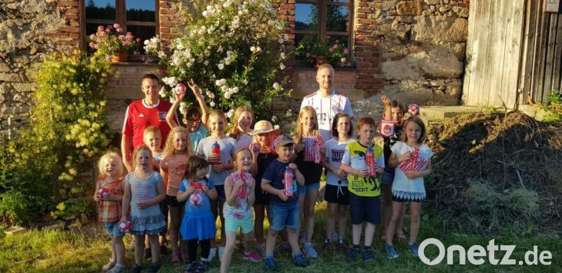 Wandern und Theaterspielen auf der Bühne in der Mühlschleif machte den Kindern Spaß. Darüber freuten die die Vorsitzenden Thomas Grötsch und Christian Kühn (von links). Bild: gi