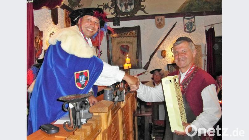 Vom Großmeister Werner Podewils (Ponnath, links) gibt es ein Geschenk für Josefus von Obernburg (Josef Ponnath). Bild: hl