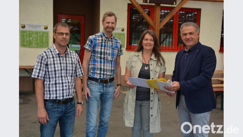 Bauamtsleiter Thomas Grillmeier, SV-Steinmühle-Vorsitzender Stephan Andörfer, Rita Scherm vom Bauamt und Bürgermeister Roland Grillmeier (von links) erläuterten bei einem Ortstermin das Vorhaben. Bild: jr