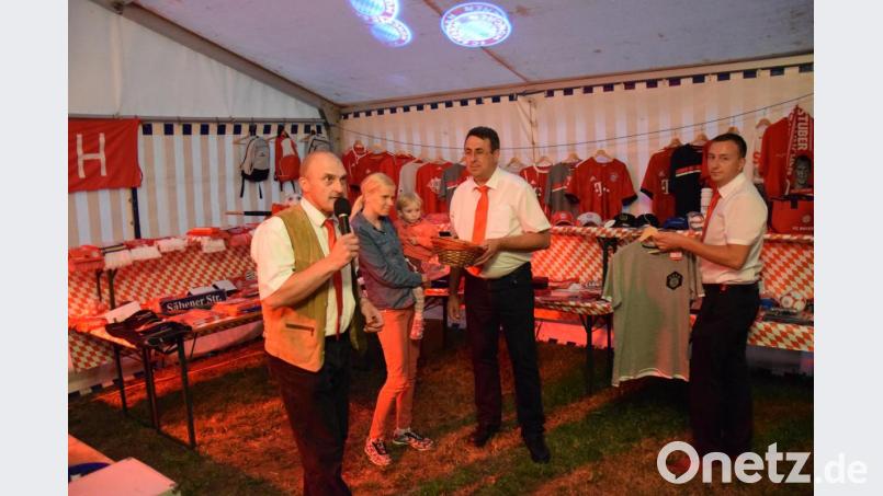 Bei der großen Verlosung warten auf die Fanclubmitglieder tolle Preise. Vorsitzender Rainer Kische (links) ruft die Gewinnnummern auf. Bild: mde