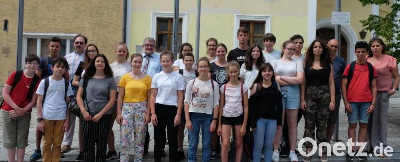 Gegenüber dem Rathaus/Nabburg stellten sich die Schüler/innen der 9. Klasse des Collège Jean Marmoz der Stadt Nozay bei Nantes mit Bürgermeister Armin Schärtl (hinten mit Krawatte) zum Erinnerungsfoto. Mit im Bild begleitende Deutschlehrerin Mikaela Herault (rechts) und Lehrer Youri Tual (Dritter von rechts) sowie Oberstudienrat Michael Slavik/JAS –Gymnasium (Vierter von links). Bild: ohr