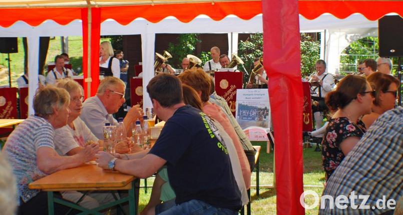 Trotz hochsommerlicher Temperaturen fanden zahlreiche Gäste den Weg zum Gartenfest. Im Hintergrund die Blaskapelle Ernestgrün mit der Sängerin Kerstin Rustler Bild: enz